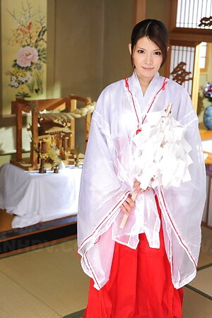 Lady Anna Kirishima takes off her kimono and reveals sexy tits